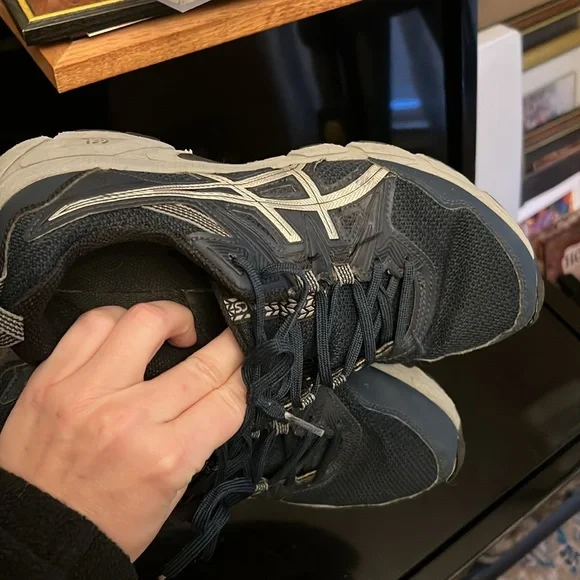 Mens size 8 Asics tennis shoes well loved fair condition. - Picture 4 of 4